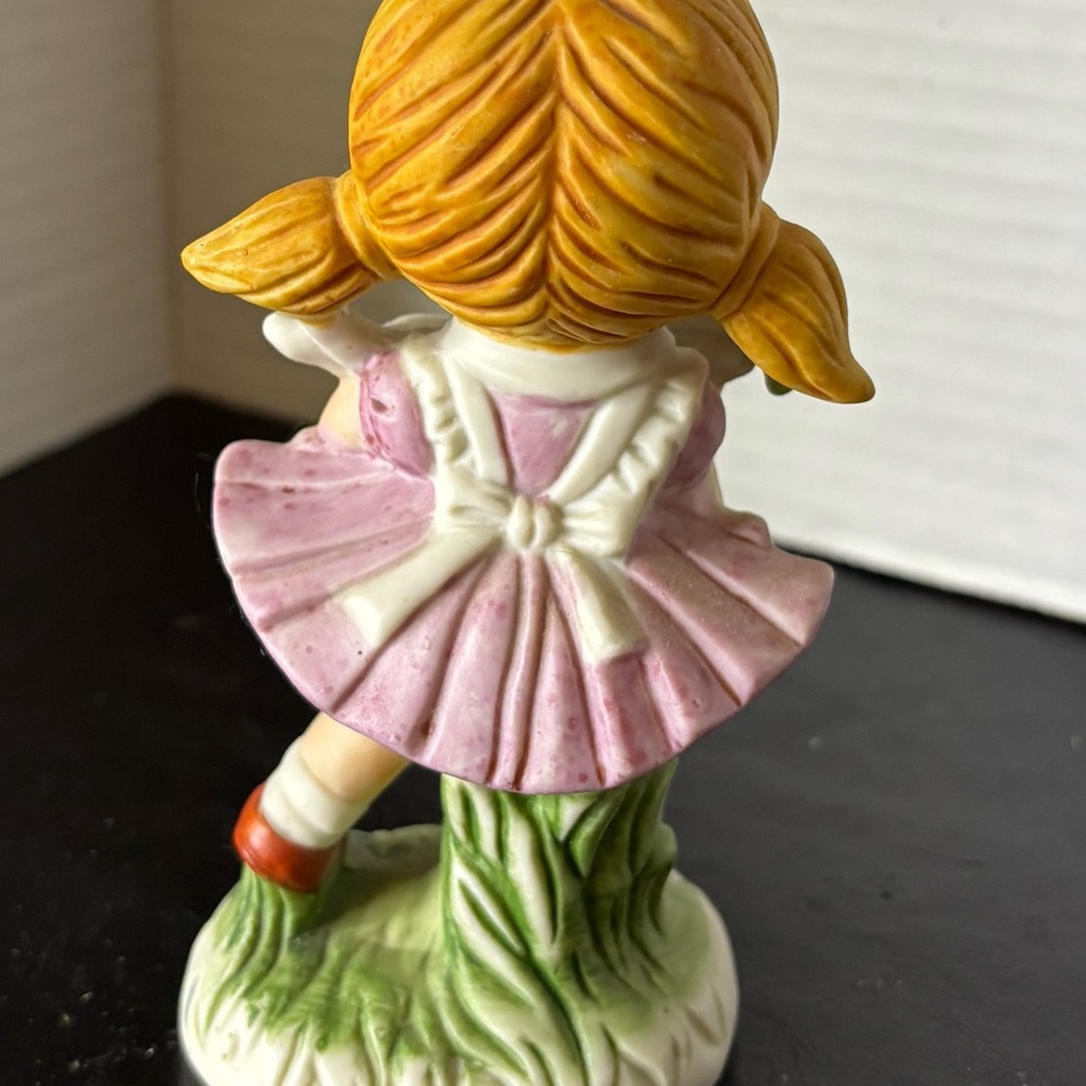 Vintage Homco porcelain figurine of a girl with a bunny & carrots pre-owned - Picture 3 of 4